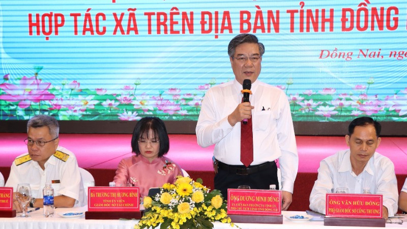Lãnh đạo Ủy ban nhân dân tỉnh Đồng Nai và các sở, ngành liên quan chủ trì buổi đối thoại. 