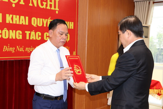 Bí thư Tỉnh ủy Đồng Nai Nguyễn Hồng Lĩnh trao quyết định của Thủ tướng Chính phủ phê chuẩn bầu chức vụ Chủ tịch Ủy ban nhân dân tỉnh Đồng Nai cho đồng chí Võ Tấn Đức.