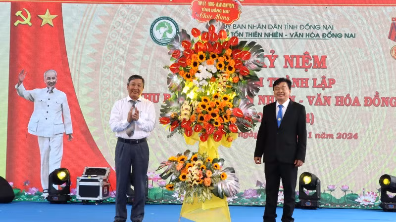 Phó Bí thư Thường trực Tỉnh ủy Đồng Nai Hồ Thanh Sơn tặng lẵng hoa chúc mừng nhân kỷ niệm 20 năm thành lập Khu Bảo tồn thiên nhiên văn hóa Đồng Nai.