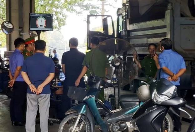 Lực lượng công an và kiểm sát viên có mặt tại Trung tâm Đăng kiểm xe cơ giới Đồng Nai 60-01S. (Ảnh: CTV)