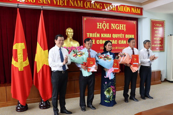 Lãnh đạo Tỉnh ủy Đồng Nai trao quyết định cho các đồng chí được điều động, bổ nhiệm.