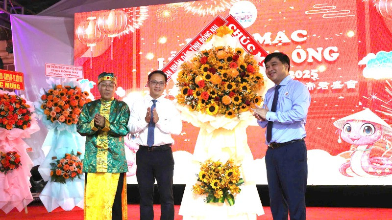 Phó Chủ tịch Ủy ban nhân dân tỉnh Đồng Nai Hồ Văn Hà tặng hoa chúc mừng đại diện Ban tổ chức Lễ hội chùa Ông lần thứ 10 năm 2025.