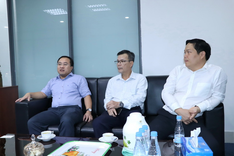 Phó Cục trưởng Cục Thuế Đồng Nai Đậu Đức Anh (bên trái) cùng cán bộ đơn vị làm việc với phóng viên Báo Nhân Dân về vụ việc.