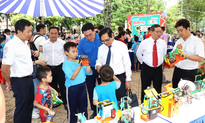 Phó Chủ tịch Ủy ban nhân dân tỉnh Đồng Nai Nguyễn Sơn Hùng với các em thiếu nhi đến vui chơi tại Công viên Biên Hùng tại lễ khai mạc hè.