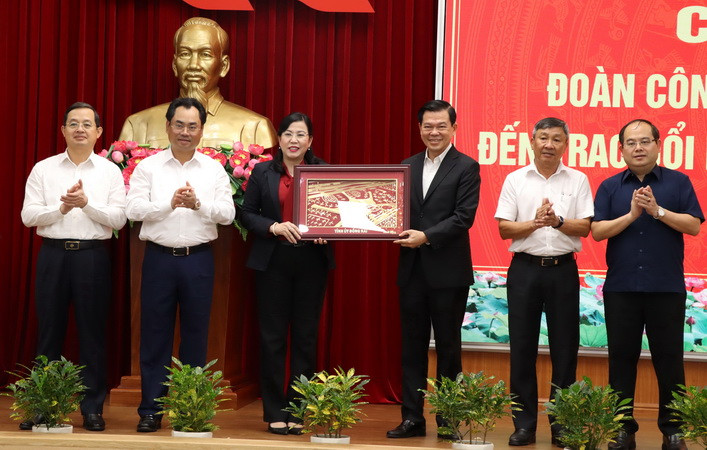 Lãnh đạo tỉnh Đồng Nai tặng quà lưu niệm cho lãnh đạo tỉnh Thái Nguyên.