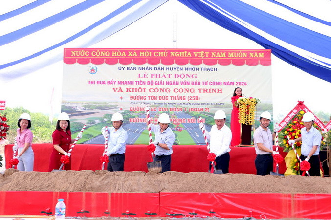 Quyền Chủ tịch Ủy ban nhân dân tỉnh Đồng Nai Võ Tấn Đức (thứ 5 từ trái qua) và lãnh đạo huyện Nhơn Trạch thực hiện nghi thức khởi công.