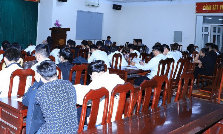 Các đối tượng Công ty Lộc Phúc tại Cơ quan điều tra.
