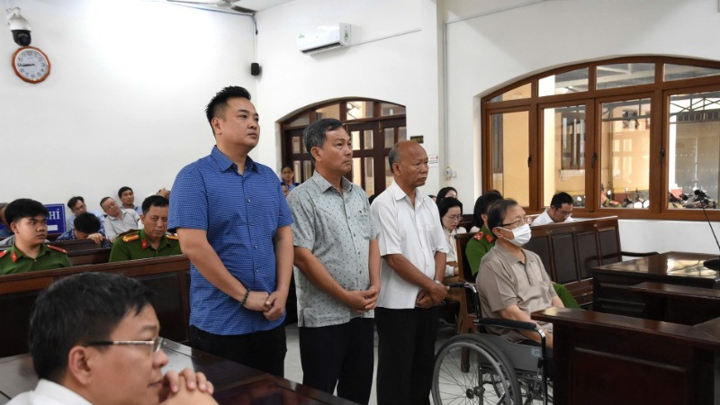 Các bị cáo tại phiên tòa chiều 7/3.