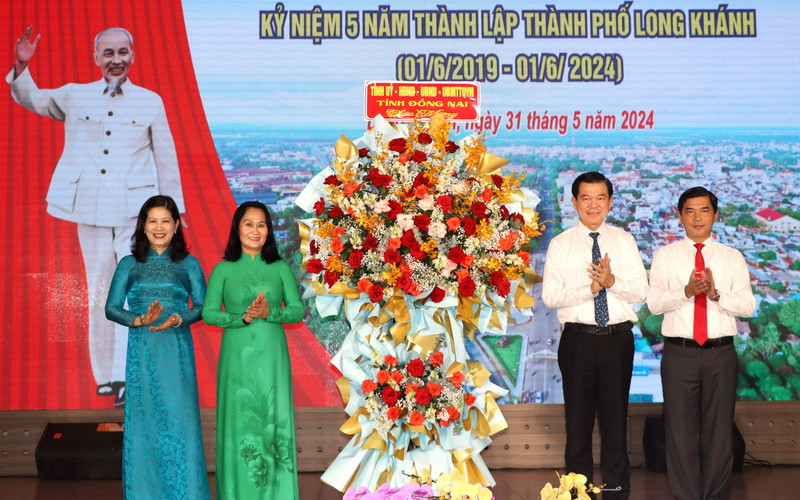 Thay mặt lãnh đạo tỉnh Đồng Nai, Bí thư Tỉnh ủy Đồng Nai Nguyễn Hồng Lĩnh tặng lẵng hoa chúc mừng cho tập thể Thường trực Thành ủy Long Khánh.