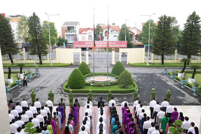 Các đại biểu dành một phút mặc niệm tưởng nhớ Tổng Bí thư Nguyễn Phú Trọng tại Trụ sở Tỉnh ủy Đồng Nai. 
