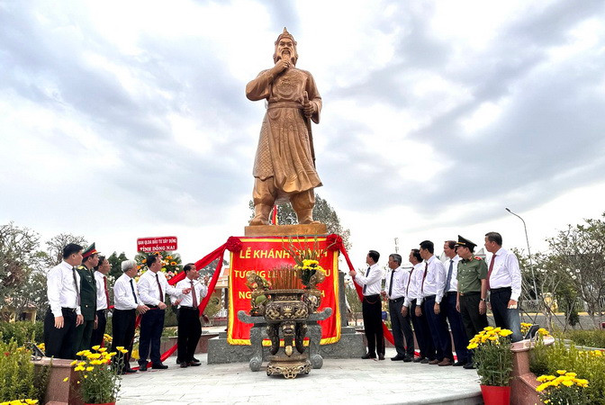 Các đại biểu thực hiện nghi thức khánh thành tượng Lễ Thành hầu Nguyễn Hữu Cảnh. 
