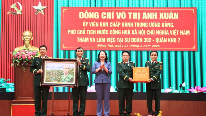 Phó Chủ tịch nước Võ Thị Ánh Xuân tặng quà cho Đảng ủy, Ban Chỉ huy Sư đoàn 302.