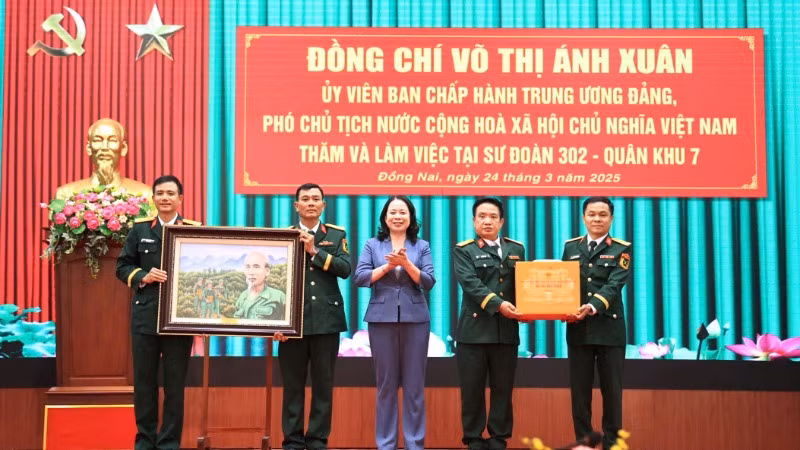 Phó Chủ tịch nước Võ Thị Ánh Xuân tặng quà cho Đảng ủy, Ban Chỉ huy Sư đoàn 302.