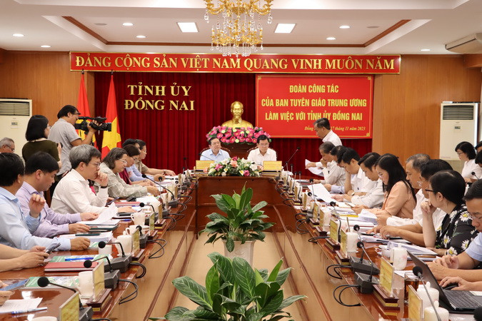 Quang cảnh buổi làm việc.