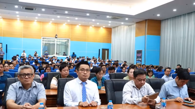 Lãnh đạo và cán bộ công chức các sở, ngành tỉnh Đồng Nai tham gia tập huấn ứng dụng AI.