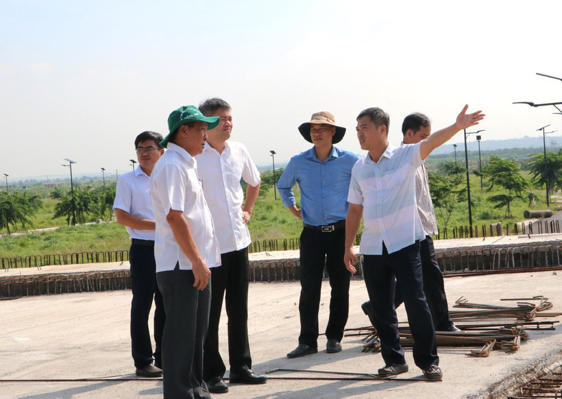 Đoàn công tác Tỉnh ủy Đồng Nai kiểm tra tiến độ công trình cầu Vàm Cái Sứt.