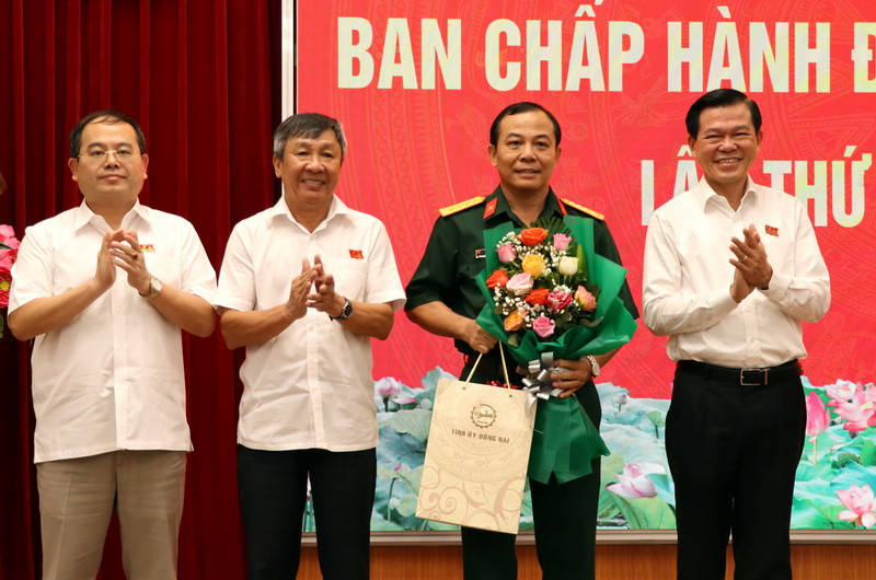Các đồng chí trong Thường trực Tỉnh ủy Đồng Nai chúc mừng Đại tá Vũ Văn Điền được điều động, bổ nhiệm chức vụ Phó Tư lệnh, Tham mưu trưởng Bộ Tư lệnh Thành phố Hồ Chí Minh.
