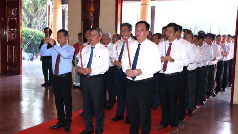 Các đồng chí lãnh đạo tỉnh Đồng Nai dâng hương bày tỏ lòng biết ơn vô hạn, thành kính tưởng nhớ công lao to lớn của Chủ tịch Hồ Chí Minh. 