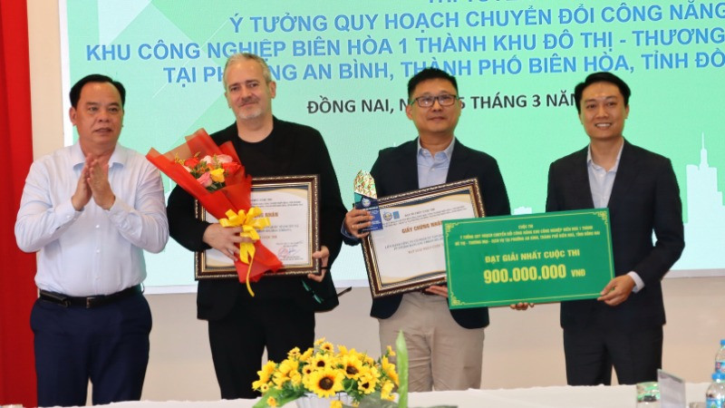 Phó Bí thư Tỉnh ủy, Chủ tịch Ủy ban nhân dân tỉnh Đồng Nai Võ Tấn Đức trao giải Nhất cuộc thi.