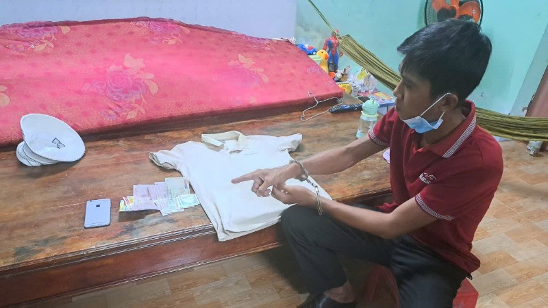 Đối tượng Châu Thanh Phong cùng tang vật.