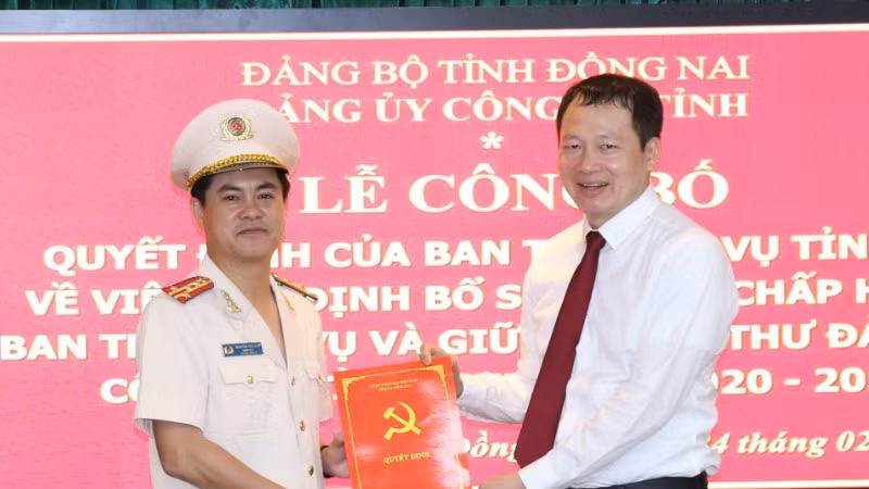 Đồng chí Vũ Hồng Văn, Bí thư Tỉnh ủy Đồng Nai trao quyết định cho Đại tá Nguyễn Đức Hải.