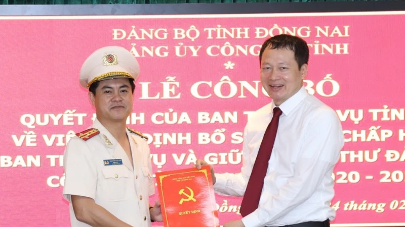 Đồng chí Vũ Hồng Văn, Bí thư Tỉnh ủy Đồng Nai trao quyết định cho Đại tá Nguyễn Đức Hải.