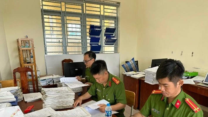 Lực lượng công an khám xét tại Trung tâm phát triển quỹ đất huyện Long Thành tháng 12/2023.