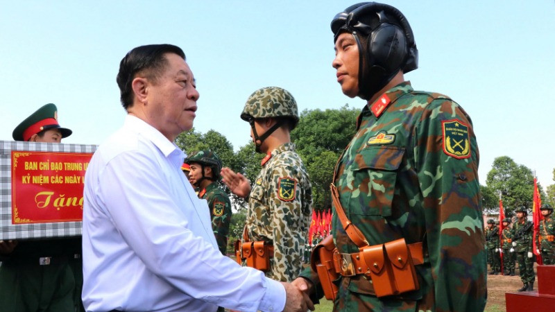 Đồng chí Nguyễn Trọng Nghĩa thăm, động viên chiến sĩ tham gia tập luyện diễu binh tại Sư đoàn 309.