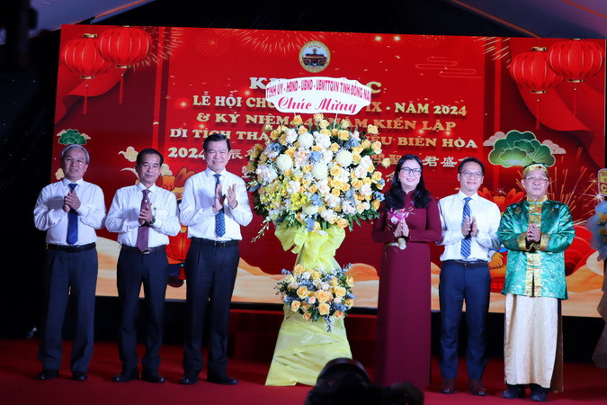 Lãnh đạo tỉnh Đồng Nai tặng lẵng hoa chúc mừng Ban tổ chức Lễ hội chùa Ông lần thứ 9.