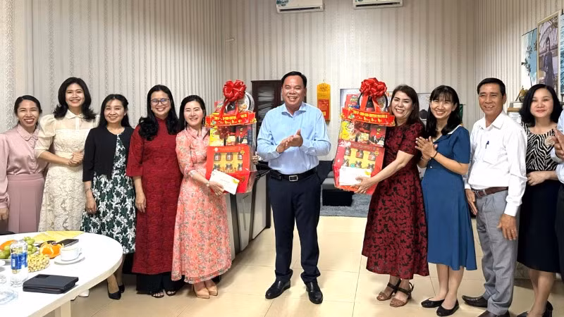 Phó Bí thư Tỉnh ủy, Chủ tịch Ủy ban nhân dân tỉnh Đồng Nai Võ Tấn Đức tặng quà Tết cho Nhà hát Nghệ thuật Đồng Nai và Trung tâm Văn hóa-Điện ảnh Đồng Nai.