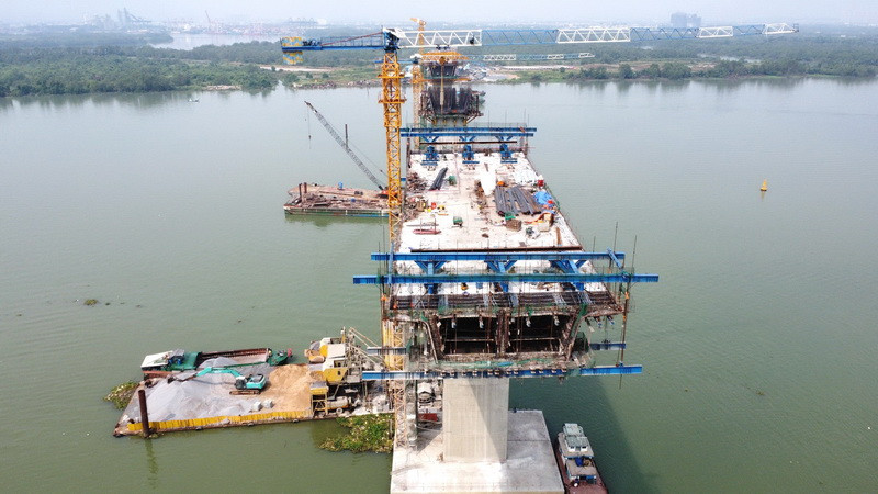Vướng mặt bằng phía đầu cầu Đồng Nai khiến cầu Nhơn Trạch trên tuyến đường Vành đai 3 Thành phố Hồ Chí Minh bị ảnh hưởng tiến độ.