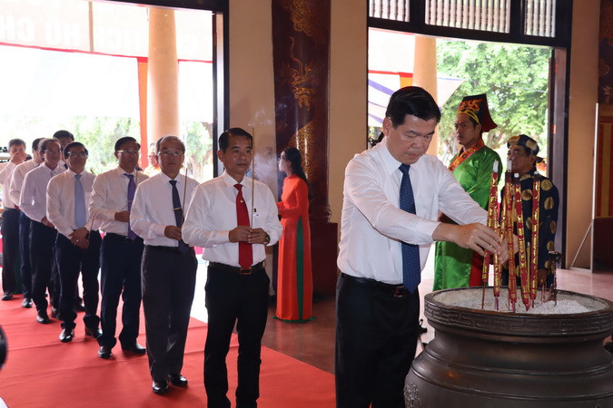 Lãnh đạo tỉnh Đồng Nai dâng hương tại Lễ tưởng niệm.