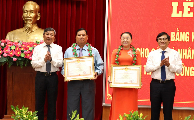 Hai cá nhân vinh dự đón nhận Bằng khen của Thủ tướng Chính phủ. 