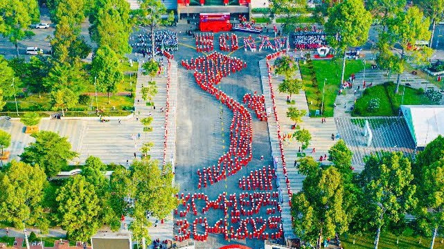 Người dân đồng diễn xếp hình nghệ thuật chào mừng kỷ niệm 50 năm Ngày Giải phóng miền Nam, thống nhất đất nước.