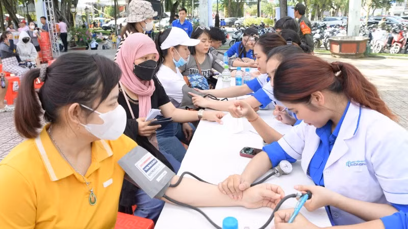 Khám bệnh, tư vấn sức khỏe, cấp phát thuốc miễn phí tại Ngày hội “Thanh niên công nhân – Lan tỏa năng lượng tích cực” năm 2025.