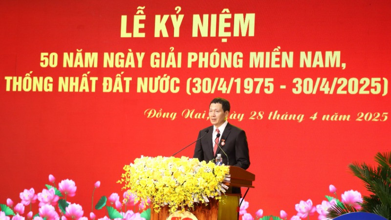 Đồng chí Vũ Hồng Văn, Bí thư Tỉnh ủy, Trưởng Đoàn đại biểu Quốc hội tỉnh Đồng Nai đọc diễn văn tại Lễ kỷ niệm.