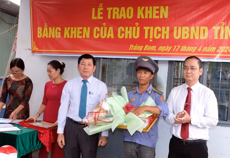 Lãnh đạo Sở Nội vụ và Ban Thi đua-Khen thưởng tỉnh Đồng Nai trao Bằng khen cho anh Trịnh Dũng.