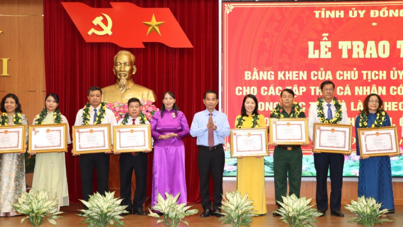 Phó Bí thư Tỉnh ủy, Chủ tịch Hội đồng nhân dân tỉnh Đồng Nai Thái Bảo trao khen thưởng cho các tập thể.