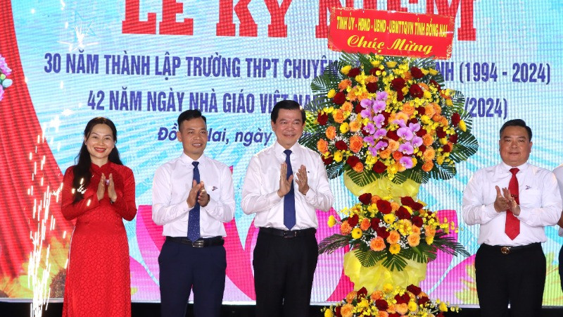 Đồng chí Nguyễn Hồng Lĩnh, Ủy viên Trung ương Đảng, Bí thư Tỉnh ủy Đồng Nai tặng lẵng hoa chúc mừng Trường trung học phổ thông chuyên Lương Thế Vinh nhân kỷ niệm 30 năm thành lập.