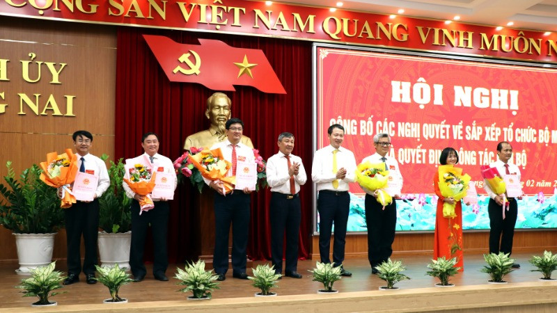 Bí thư Tỉnh ủy Đồng Nai Vũ Hồng Văn và Phó Bí thư Thường trực Tỉnh ủy Hồ Thanh Sơn trao quyết định cho Giám đốc, phó giám đốc phụ trách điều hành các sở.