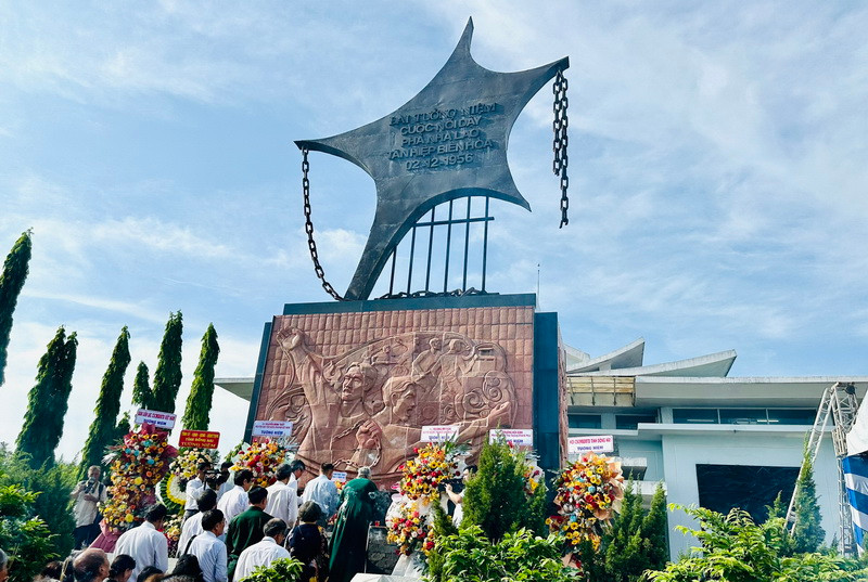 Các đại biểu dâng hương tại tri ân các liệt sĩ tại Di tích Nhà lao Tân Hiệp.