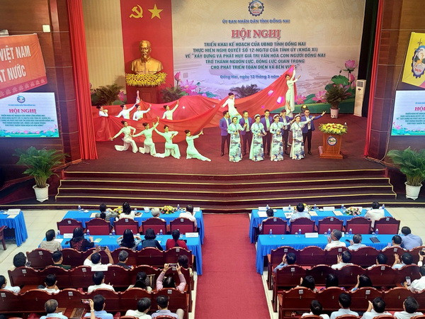 Một tiết mục văn nghệ do các diễn viên Nhà hát Nghệ thuật Đồng Nai biểu diễn.
