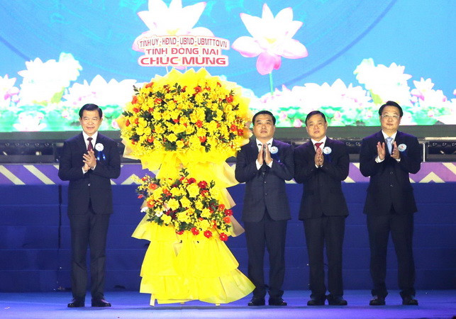 Đồng chí Nguyễn Hồng Lĩnh, Ủy viên Trung ương Đảng, Bí thư Tỉnh ủy Đồng Nai tặng lẵng hoa cho lãnh đạo thành phố Biên Hòa chúc mừng 325 năm hình thành và phát triển vùng đất Biên Hòa-Đồng Nai.