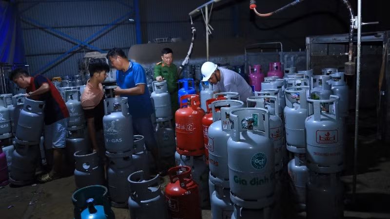 Lực lượng chức năng kiểm đếm số bình gas.