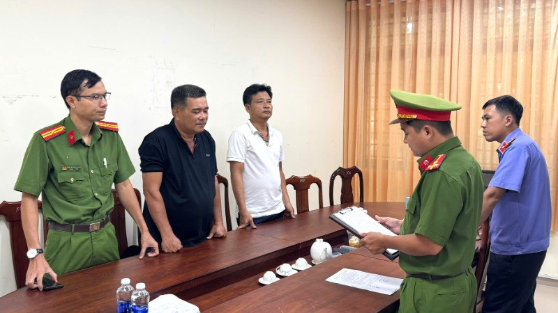 Lực lượng Cảnh sát điều tra Công an tỉnh Đồng Nai tống đạt quyết định khởi tố bị can đối với 2 đối tượng Đoàn Minh Trang và Thân Hoàng Vương.