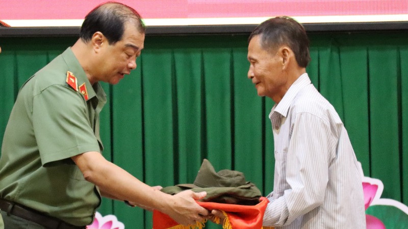 Thiếu tướng Lê Hồng Hiệp, Phó Cục trưởng Cục Công tác chính trị tiếp nhận kỷ vật của liệt sĩ Trần Nguyên Hiện.