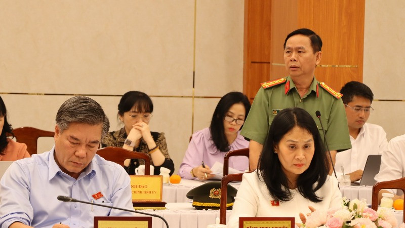 Đại tá Trần Tiến Đạt, Phó Giám đốc Công an tỉnh Đồng Nai, báo cáo về tình hình an ninh trật tự quý I/2025.