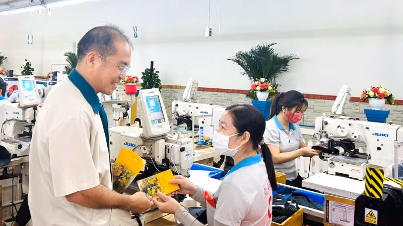 Chủ tịch Công đoàn cơ sở Công ty CP TKG Taekwang Vina Đinh Sỹ Phúc lì xì đầu năm cho công nhân.