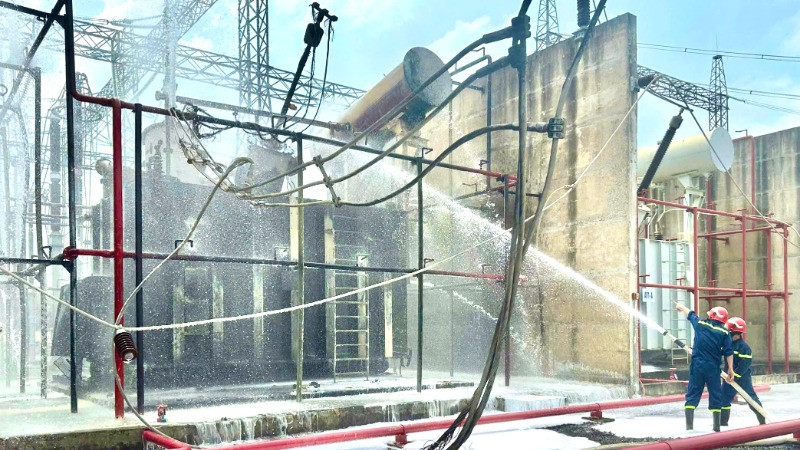 Lực lượng chức năng phun bọt chuyên dụng để khống chế và dập lửa.