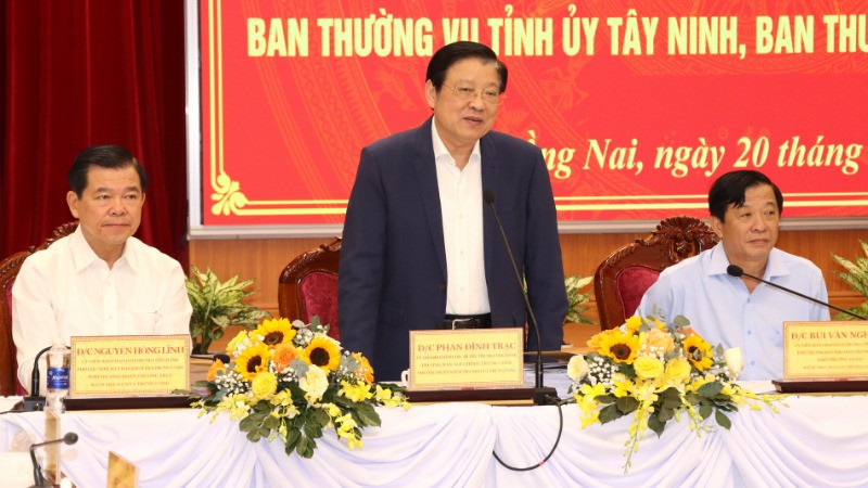 Đồng chí Phan Đình Trạc, Ủy viên Bộ Chính trị, Bí thư Trung ương Đảng, Trưởng Ban Nội chính Trung ương, Trưởng Đoàn kiểm tra phát biểu tại hội nghị.